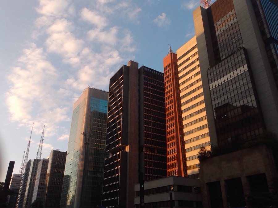 Torres envidraçadas da Avenida Paulista, em São Paulo, na luz do fim de tarde.